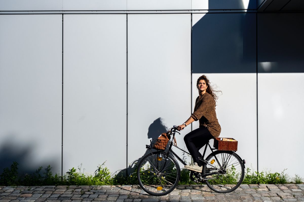 Person cyklar i Linköping
